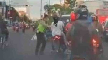 Viral Polisi Dorong Pengendara Motor Hingga Jatuh, Ini Faktanya!